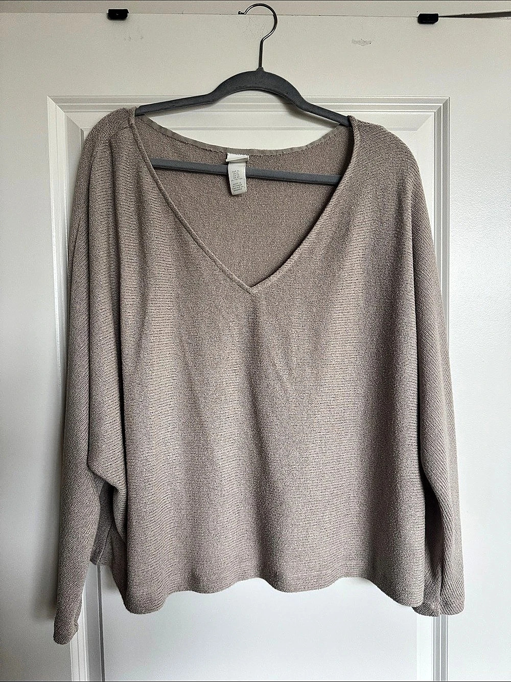 H&M V-Neck Sweater in Cream Size XL Like New